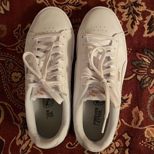 NWOT PUMA Women’s size 7 White Leather Sneaker with embossed side line
